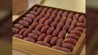 علبة هدايا فاخرة مربعة الشكل من القصدير باللون الذهبي مملوءة بتغليف معدني فاخر، هدية مثالية لوجبة خفيفة من التمور والفواكه الجافة